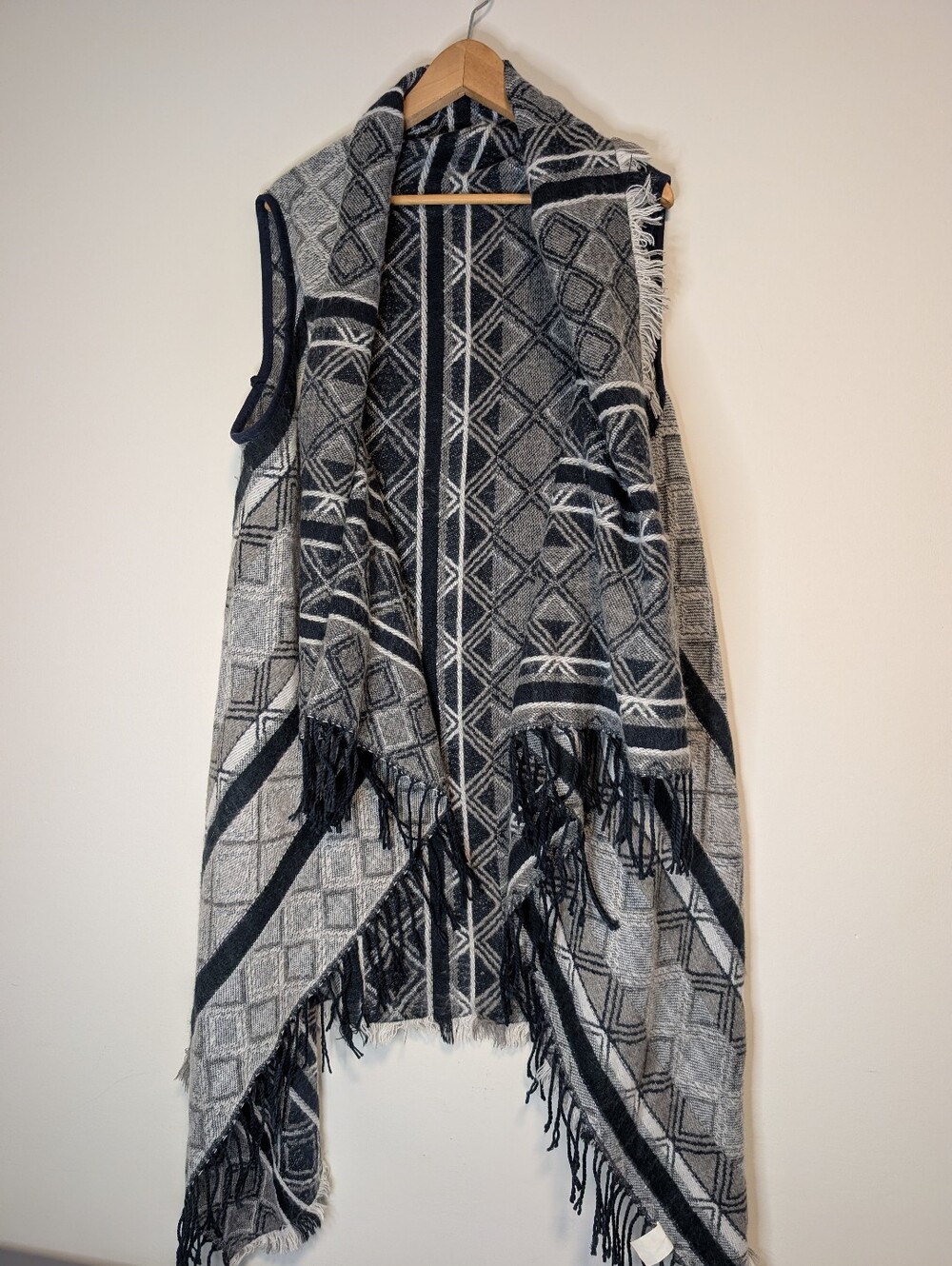 Cozy Black & Gray Geometric Fringe Throw Vest - Unbranded